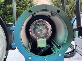 2ks Arri T1 1000W kopie + 3 náhradní žárovky, klapky, spigot - 8
