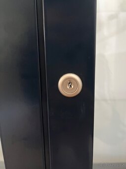 Modrá vitrína ve skandinávském stylu z IKEA - 8