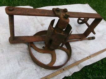 prodám starou součást transmise na plochý řemen. Průměr kola - 8