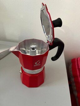 Žehlička a konvička na kávu - 8