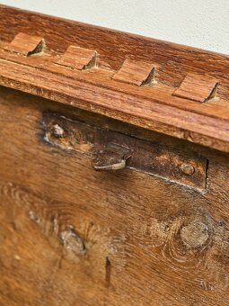Intarzovaná dubová truhla z 18. století - 8