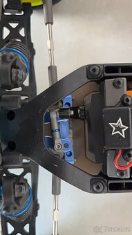 RC auto Team Associated B 6.3 - 8