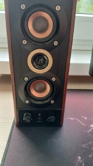 Stolní počítač s monitorem a reproduktory - 8