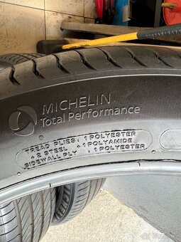 Pneu 235/45/20 Michelin - 8