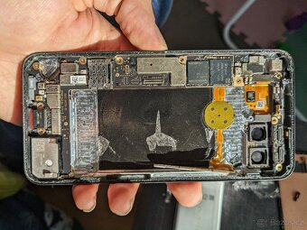 3x Google Pixel 5 5G, 1 funkční, dva na díly - 8