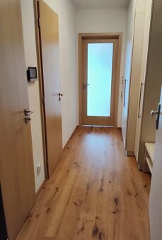 Pronájem bytu 1+kk, 42 m s terasou, sklepem a garážovým stán - 8