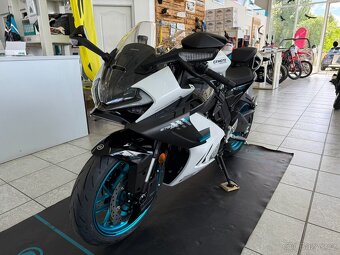 CFMOTO 675 SR-R - šedá, bílá skladem AKCE HELMA - 8