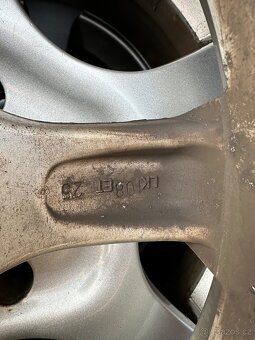 Alu kola Peugeot obutá zimní pneu - 8