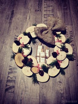 Dřevěný věnec na dveře - 8