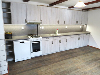 Prodej rodinný dům se sklepem, dvorkem, zahradou a stodolou - 8