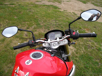 Suzuki GSR750 - 8