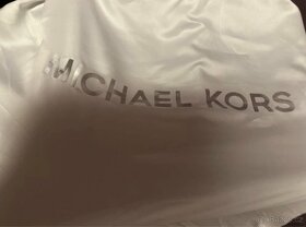Černá kabelka Michael Kors s cestovatelskými motivy - 8
