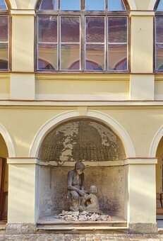 Obří pískovcové sousoší „Matka s dítětem” z období první rep - 8