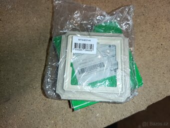 Rámečky vypínačů a zásuvek Schneider - 8