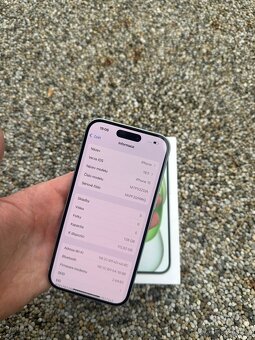 iPhone 15 - baterie 100% green - 8