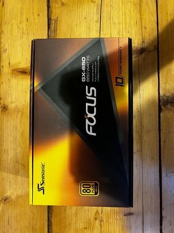 PC s monitorem, sluchátky, klávesnicí a myší - 8