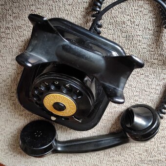 Starý vidlicový telefon s otočnou číselnicí - 8