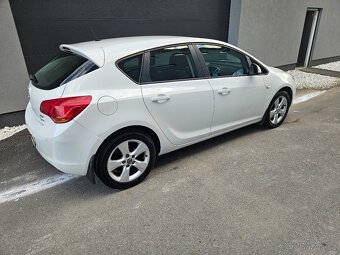 Opel Astra Hatchback 1.7 cdti r.v 2011 prav.servis nová STK - 8
