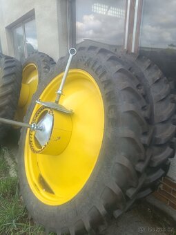 Prodám kultivační kola dvojmontáž na John Deere - 8