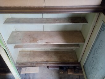 Starý kredenc a skříně na renovaci - 8