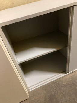 Skříňka nábytková nízká s posuvnými dveřmi za 500 kč - 8