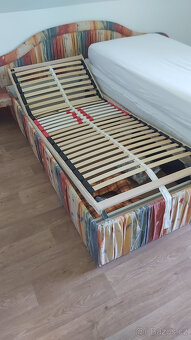Prodám starší čalouněnou dvoupostel 210 x 170 cm - 8