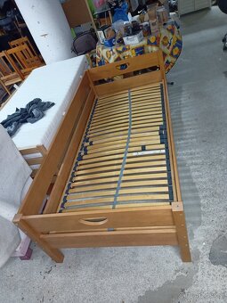 Prodám hezkou postel z masivu 90 x 200 cm zn.PAIDI - 8