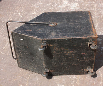 Uhlák na kolečkách + uhlák stojací. Cena za kus. - 8