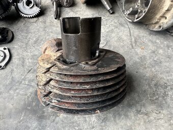 Predám DILY motoru ČZ 250/455 - 8