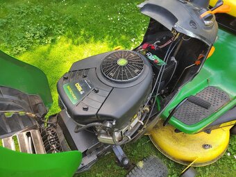 Zahradni traktor John Deere X155R - 8