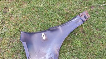 VW Passat B5 1996-2001 pravý přední blatník černý - 8