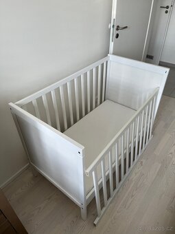 Dětská postýlka bílá IKEA Sundvik + matrace IKEA Skonast + o - 8