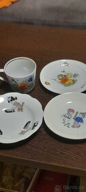 Starožitné dětské talířky a velký porcelánový hrnek - 8