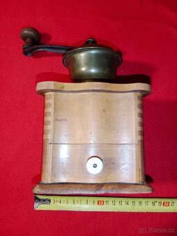 Mlýnky na kávu 18 ks + 2 ks dóz + korbel atd. - 8