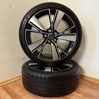 VW GOLF VIII 8 BAKERFIELD 5x112 R18 ET51+LETNÍ 225/40R18 5mm - 8