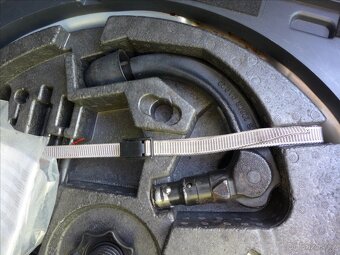 Volkswagen Touran 1,6 TDI KAMERA, TAŽNÉ, VÝHŘEV - 8