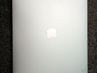 MacBook Air 13 palců Apple M1 chip 8 GB RAM 256 ssd 30 cykl - 8