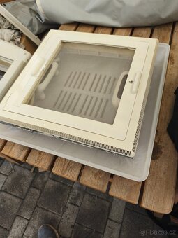 Střešní okno do karavanu - 8