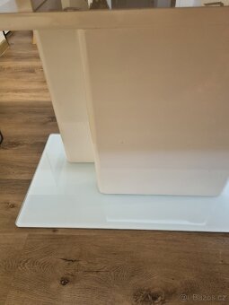 Bílý jídelní stůl - 8