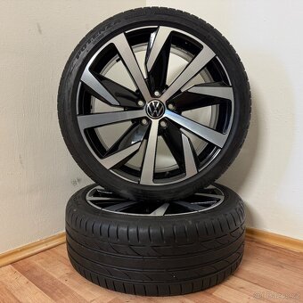 KRÁSNÁ VW T-ROC 5x112 R19 ET47+LETNÍ 225/40R19 7mm - 8