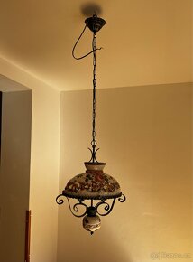 Keramické lustry s kovovou kostrou a květinovými ornamenty - 8