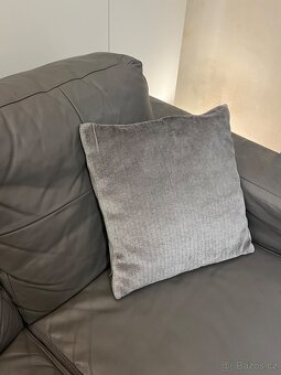 IKEA SKOGABY – kožená 2-místná sedačka, šedá - 8