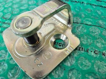 západka zámku zadních dveří Škoda Felicia Pick Up 6U0837034C - 8