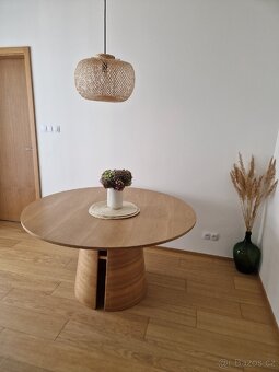 Jídelní kulatý stůl Teulat 137cm - 8