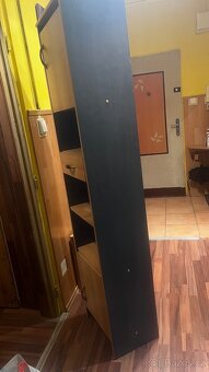 Úzka  dřevěná skříňka se zásuvkou a policemi. - 8