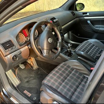 Volkswagen Golf GTI Edition 30 - 8