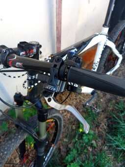 Prodám carbonove horské kolo Kellys raptor - 8