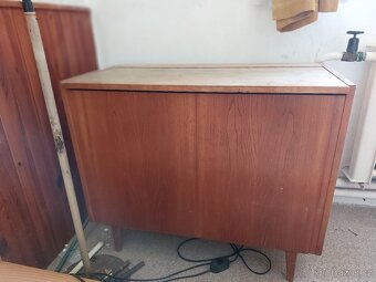Sektorový nábytek 60.léta - vitrína, knih., peřiňák, skříně - 8