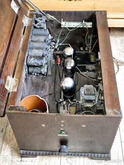 Velké rádio, truhlička, 20 léta, 3 lampovka - 8