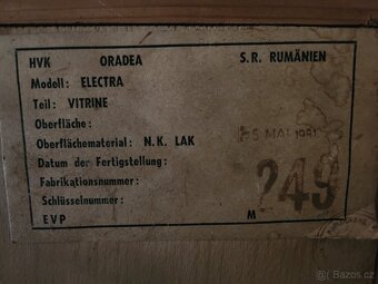 Nabytkovy set, komoda, vitrina, stol, stolicky, rok 1981 - 8